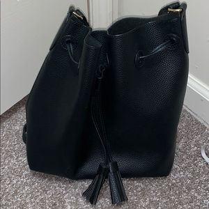 Black bucket purse!